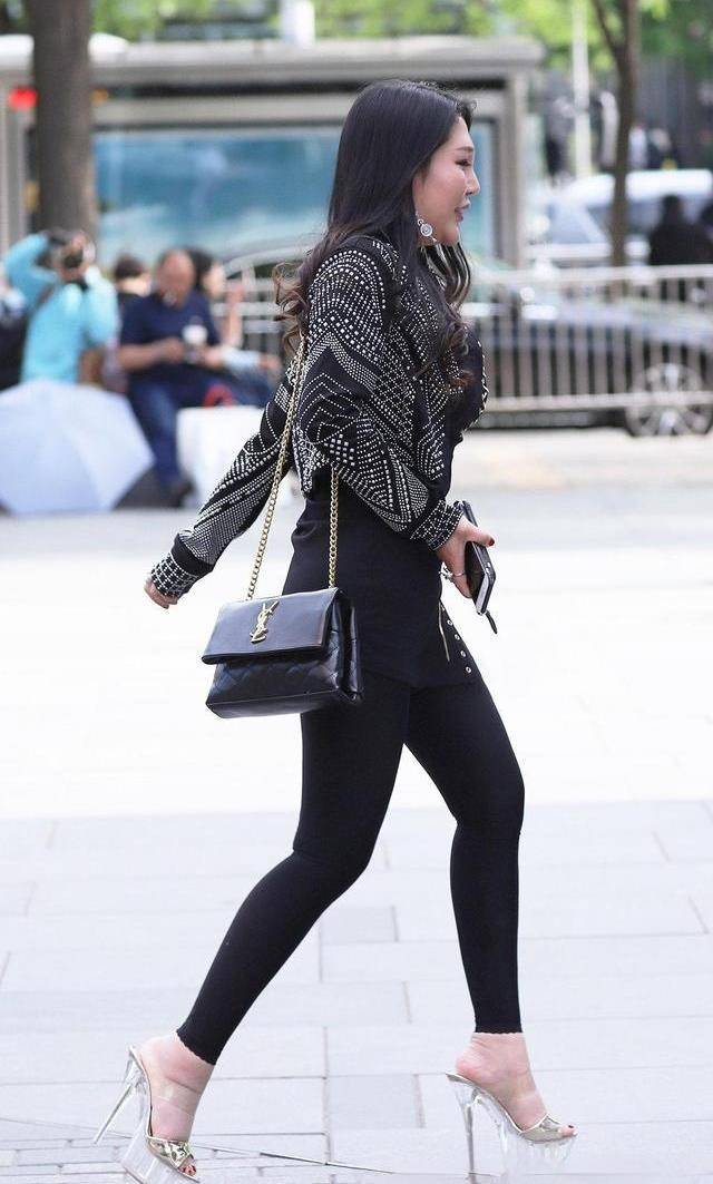 质感|这件衣服很优雅,有一件好的夹克和鞋子,很有价值