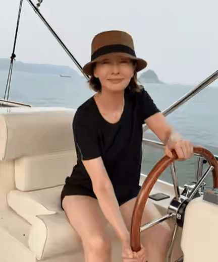 贵妇|毛舜筠体态真实，61岁也有点臃肿发福，但有贵妇级别的气质啊!
