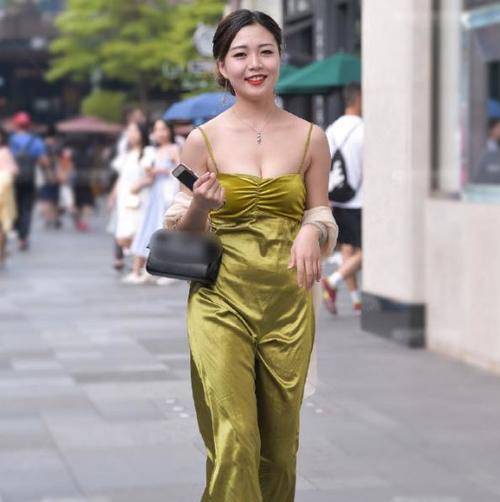 血色|美女脚上一双尖头的高跟鞋,充满优雅与魅力,让她显得特别的时尚