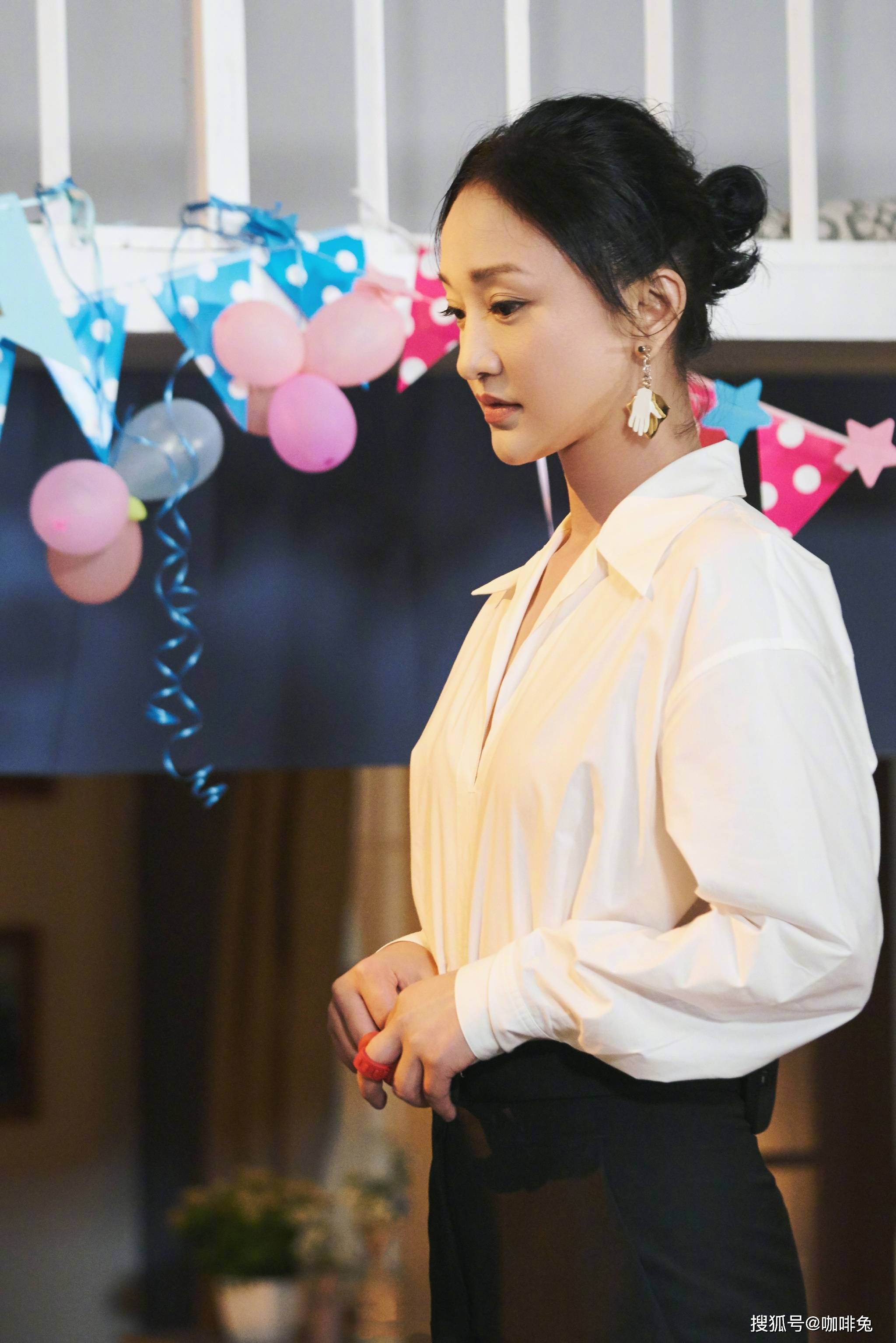 原创44岁周迅的时尚搭配,体态轻盈气质佳,还是那个演戏"精灵"