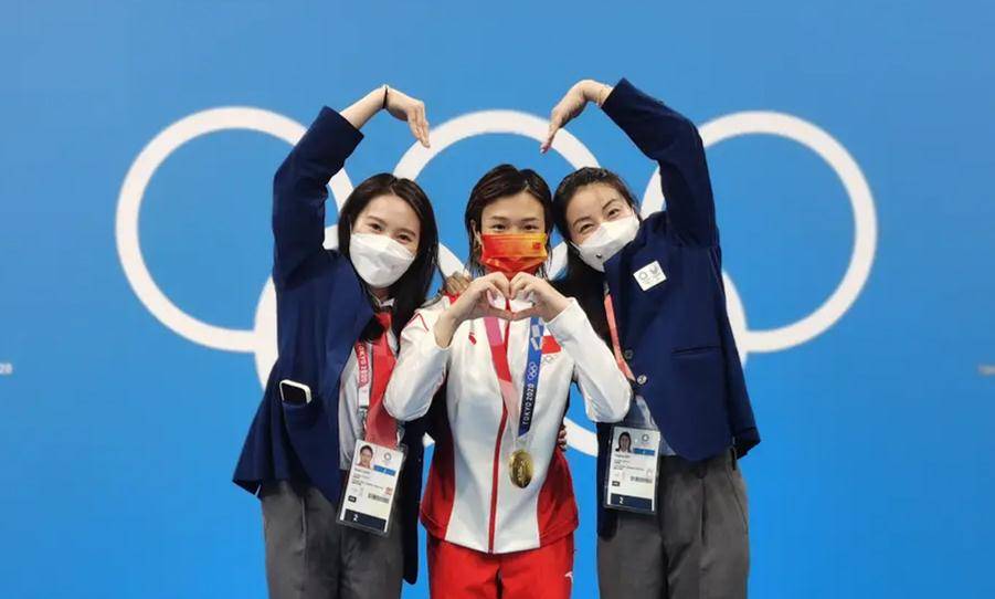 跳水|郭晶晶奥运追星成功!穿评委工作服忙合影摆爱心,跳水女王变迷妹