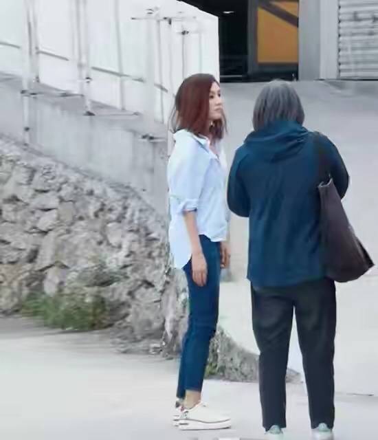 李嘉欣|李嘉欣明明是豪门阔太,却爱穿“乞丐破洞裤”,看着不像高级贵妇