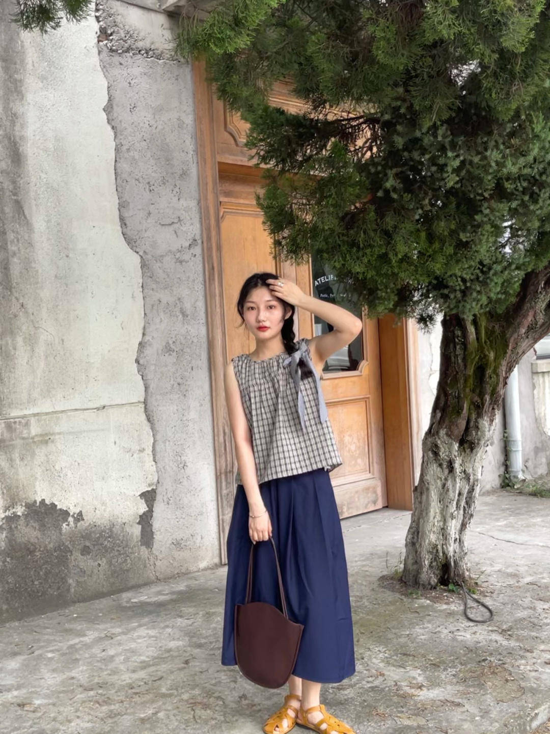 毛衣|早秋的这些搭配太好看了吧!橘红色毛衣马甲配牛仔裙、休闲又保暖