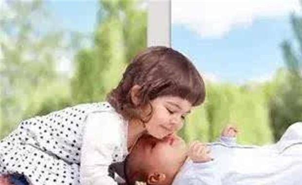 房门口|弟弟午睡醒来后，坐在姐姐房间门口等姐姐睡醒，画面太有爱了