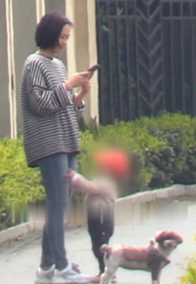 身材|朱丹挺厉害，怀二胎4个月还自己抱娃，穿宽松长袖还配紧身牛仔裤