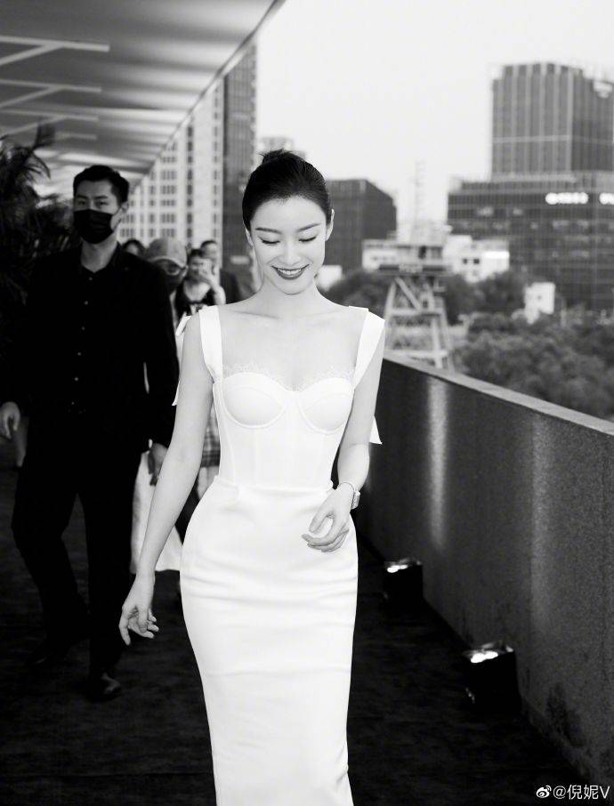 张艺谋|倪妮白色修身礼服,优美曲线展现“完美身材”,不愧是张艺谋看中的演员
