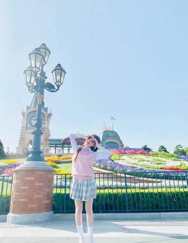 披肩|鞠婧祎为证明腿长，大胆挑战难驾驭的白袜，不料腿成全队最细