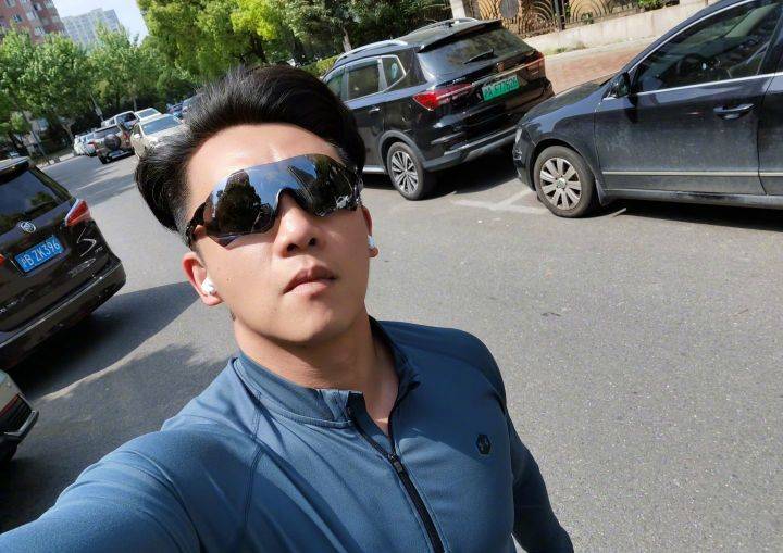 烈日|郑凯近日为了减肥跑步健身，顶着烈日汗流浃背，期待肌肉小猎豹
