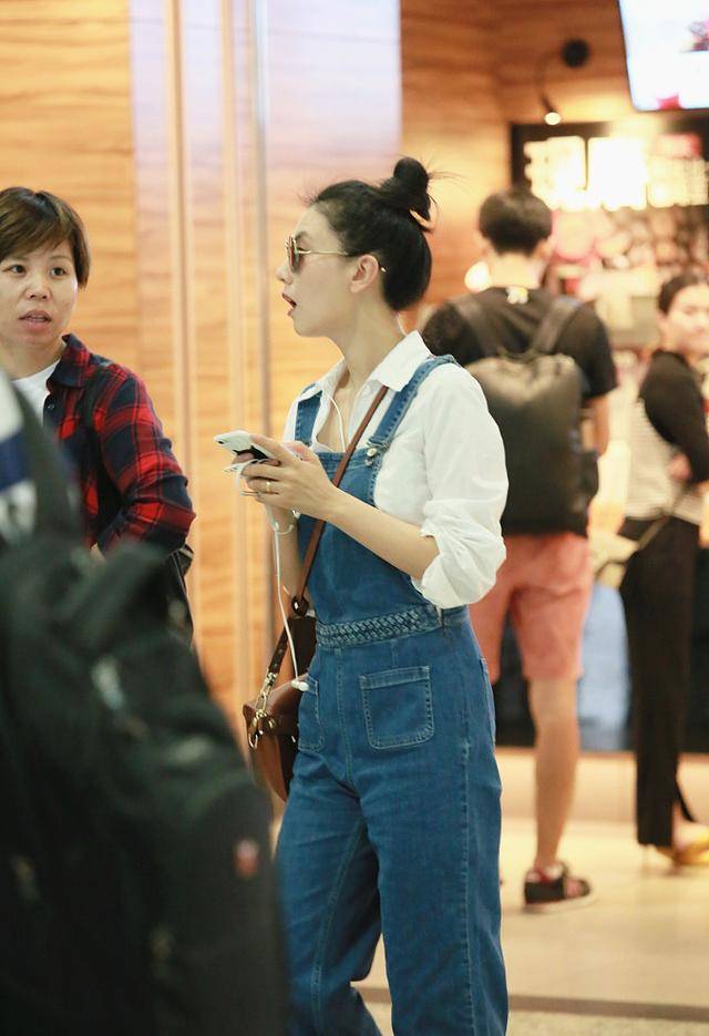 设计|高圆圆真会穿，穿三色拼接连衣裙凹造型，这身材不愧为国民女神