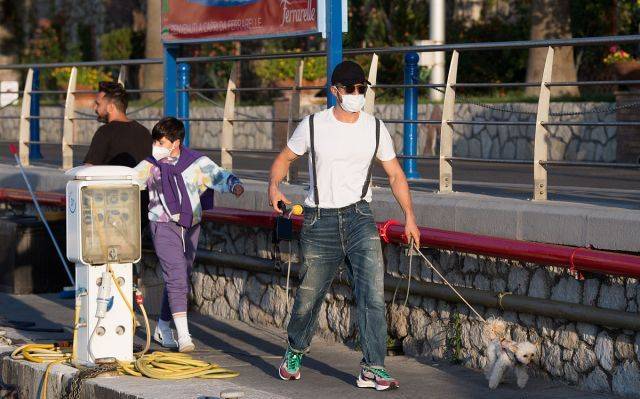 大肚子|米兰达可儿10长子罕穿潮服,大肚子胖成球!精灵王子露红底裤太尬