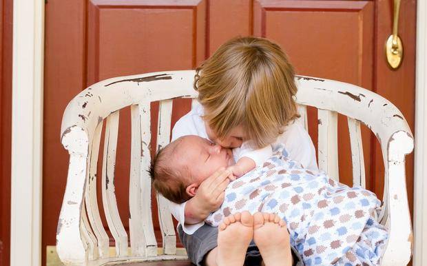 亲人|二胎家庭的痛：想给孩子留个亲人，没想到最后留成仇人，你怎么看？