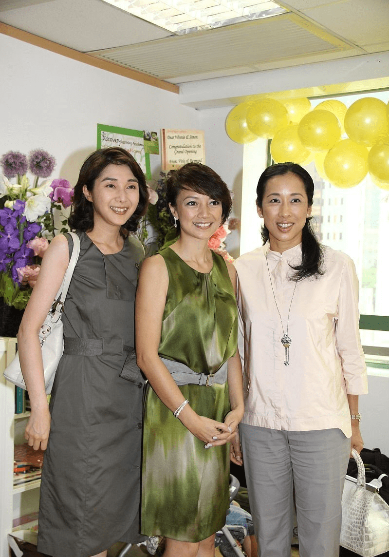 配饰|朱玲玲同框小12岁杨婉仪，穿搭低调不抢镜，手中包包撑起阔太气场