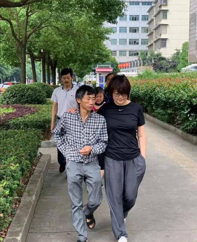 黑色|路人镜头下的袁立，穿黑色T恤配灰色休闲裤，蓬松发型太减分