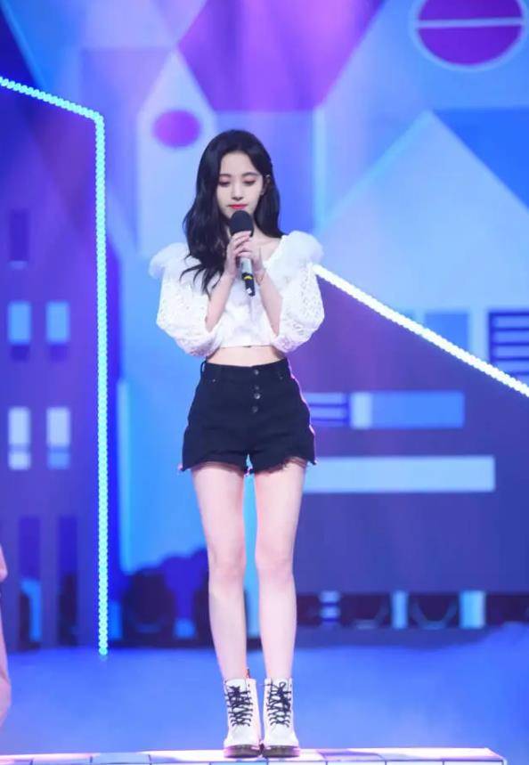 披肩|鞠婧祎为证明腿长，大胆挑战难驾驭的白袜，不料腿成全队最细