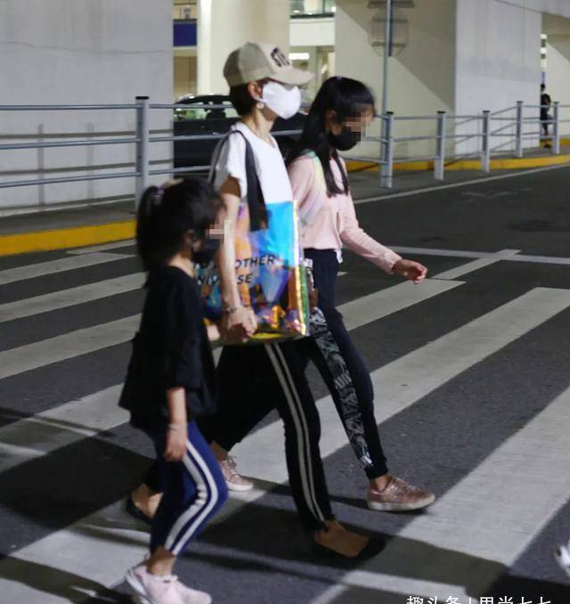 马伊琍|马伊琍牵俩女儿走机场，11岁扎公主头好乖巧，小女儿走路姿势霸气