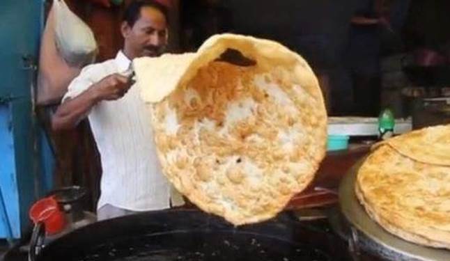 中国小伙到印度旅行，买了张飞饼就要吃，导游喊住：吃不得！