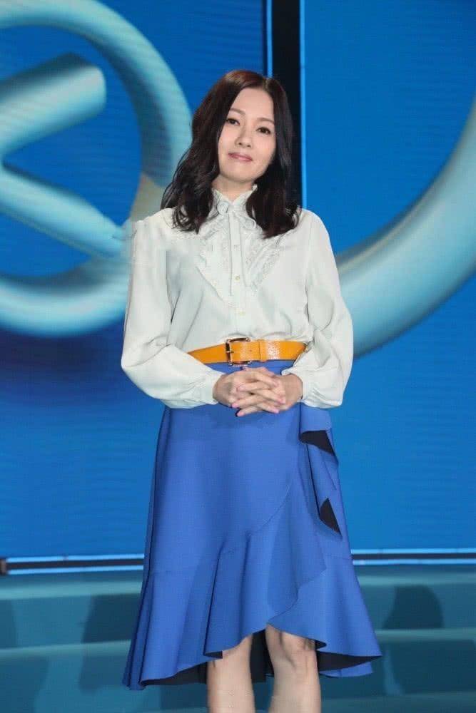 设计|李丽珍半百年纪不服老，露脐衫配短裤嫩似小姑娘，风采不输年轻时