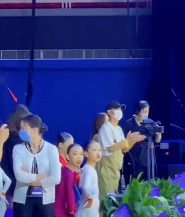 女友|文章女友惊艳亮相！比马伊琍美太多，穿长T恤看爱马比赛长腿吸睛