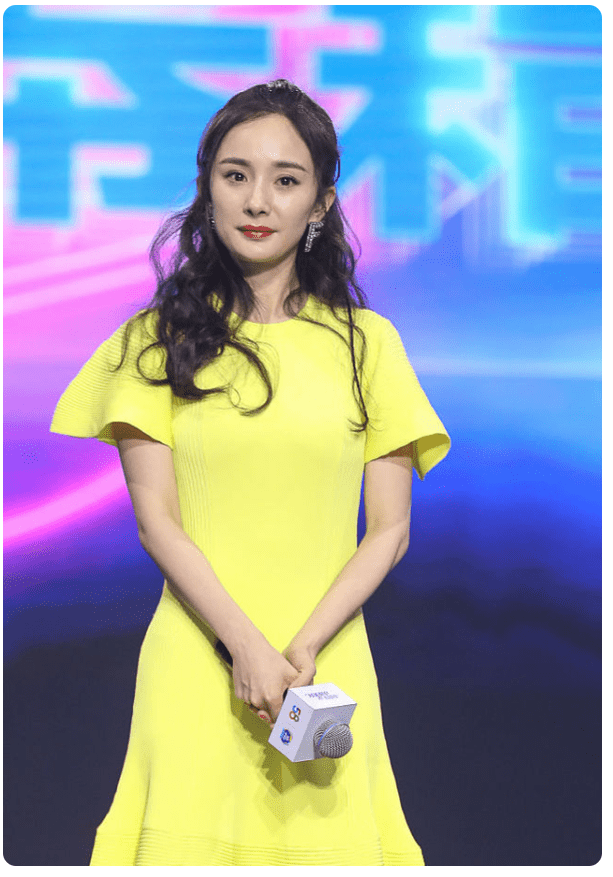 丝袜|杨幂身材真令人羡慕，这么宽的裙子都能轻松驾驭，大长腿太吸睛了