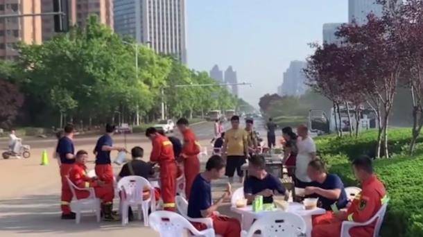 餐馆老板|河南新乡路边早餐摊,吃一顿早餐只需1分钱,胡辣汤配油饼真香