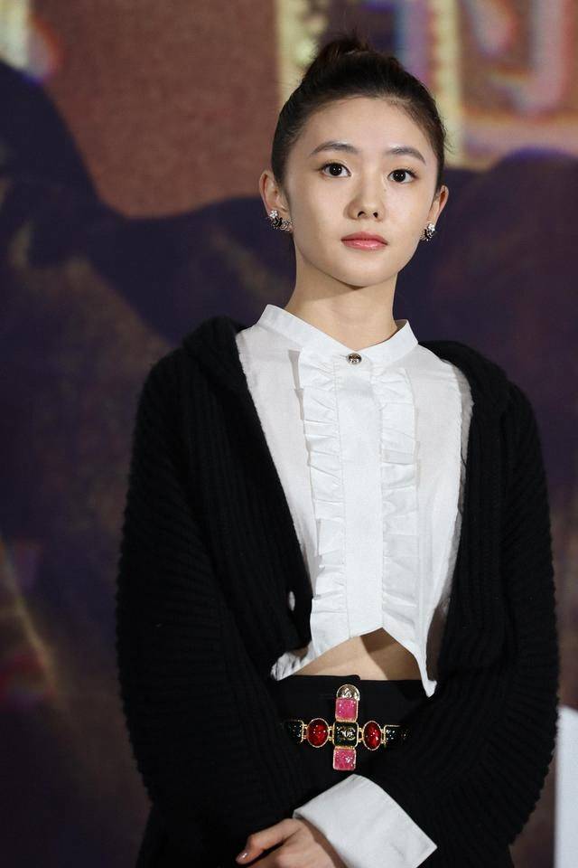 张艺谋|张艺谋新片首映礼，新谋女郎亮相气质惊艳，侧颜超像章子怡