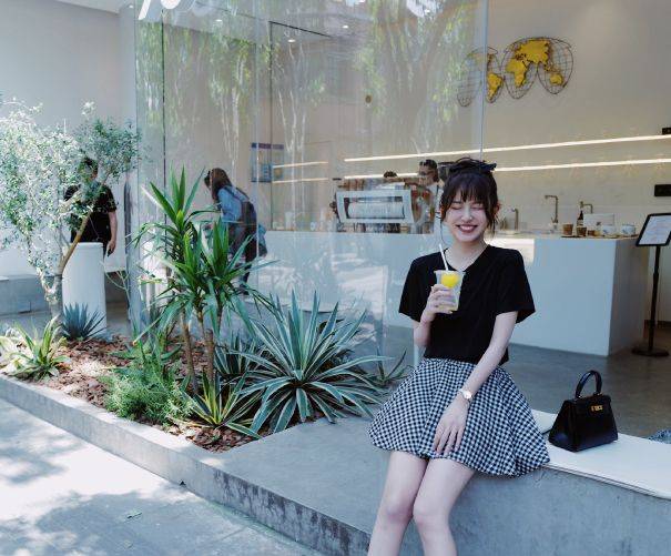 一身|陈赫老婆张子萱晒甜美写真，清纯夏日穿搭十分减龄，少女范儿十足