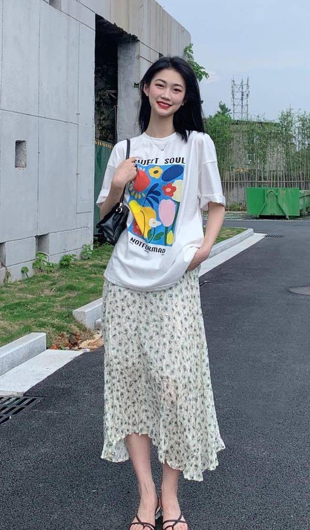 披肩|白T恤搭碎花裙很漂亮，简单而不简约