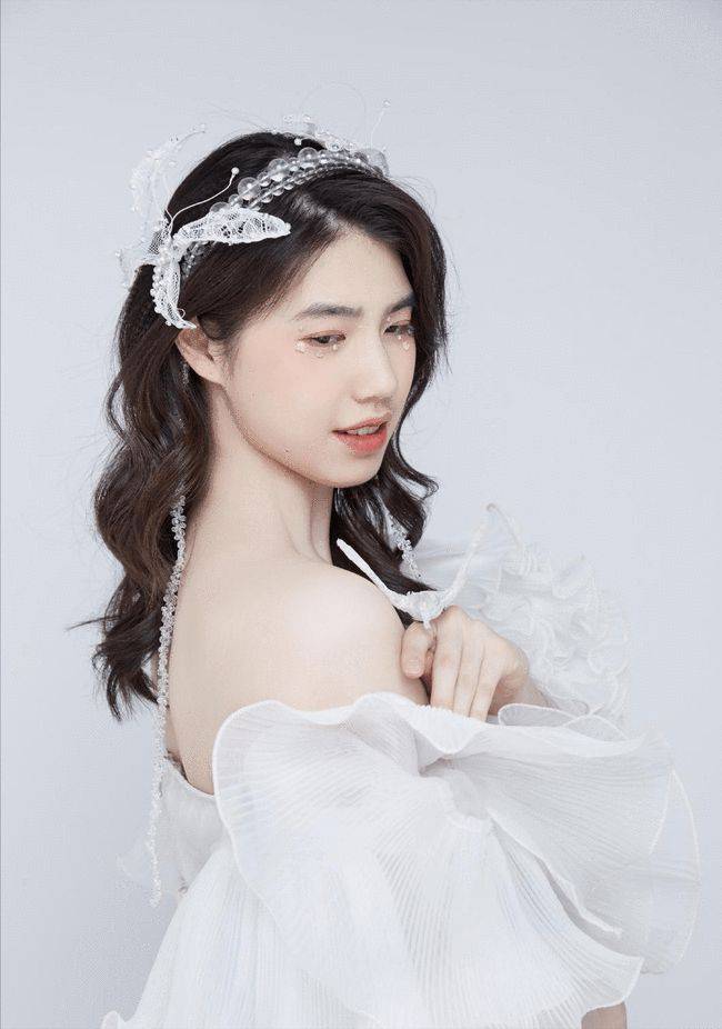 进行|张雨霏穿小香风套裙秀美腿 比冠军光环还耀眼