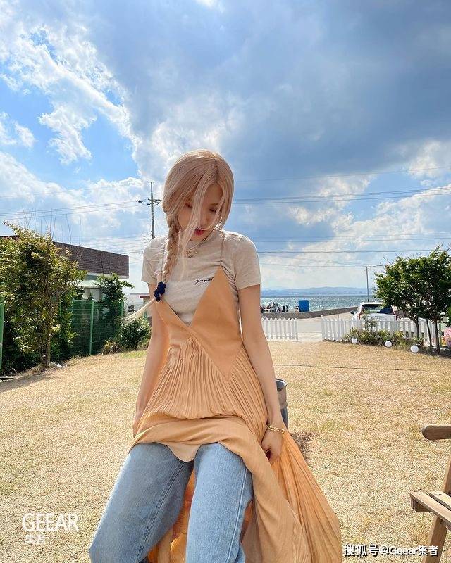 新造型|飘逸长裙配牛仔裤将成潮流？Rosé示范日系多层次穿搭