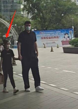 全黑|姚明带女儿逛街，11岁姚沁蕾身高已经一米七，全黑休闲风也养眼