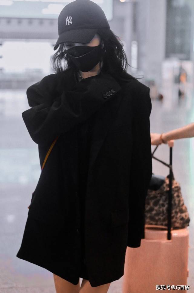 身材|杨幂又在用“竹竿腿”走秀，机场私服美呆了，特别抢镜