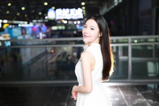 都齐聚|2021ChinaJoy现场Showgirl：快来，大量的深V白衣女神，不解释！