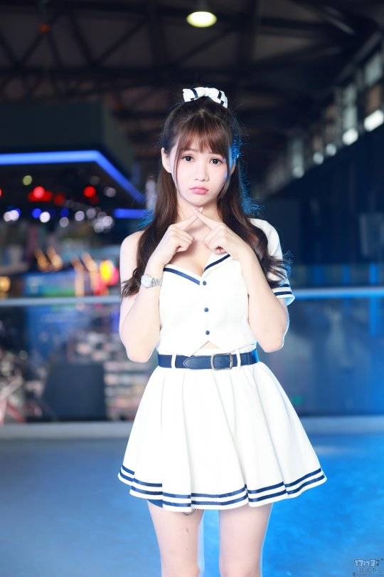 都齐聚|2021ChinaJoy现场Showgirl：快来，大量的深V白衣女神，不解释！