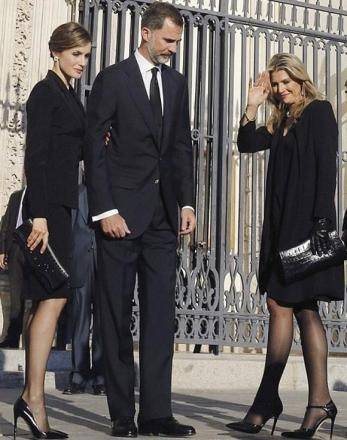 设计|西班牙王后穿挂脖波点连衣裙，微露香肩真惊艳好似梦露，迷倒国王