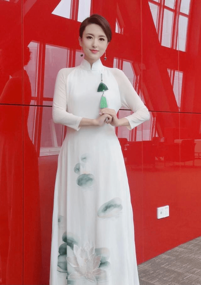 服装|张蕾才是真正不老女神，穿红色丝绒连体裤亮相，时髦洋气，太惊艳