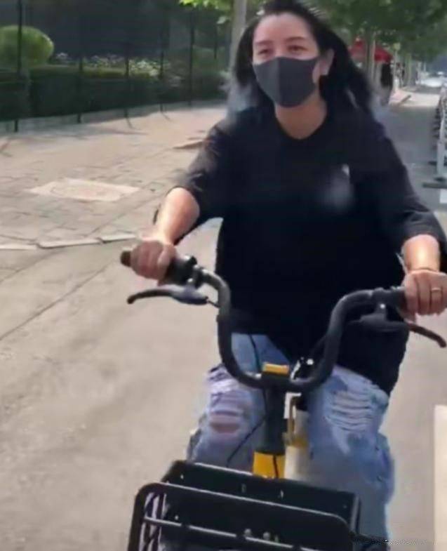 何洁|何洁晒自拍为奥运健儿加油，连美颜都难掩眼角皱纹，胖的好真实！