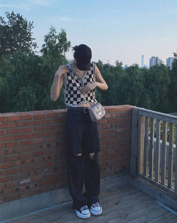 短裙|时隔8年棋盘格又成爆款？周迅短裙时髦俏皮，刘雯杨幂私服带货