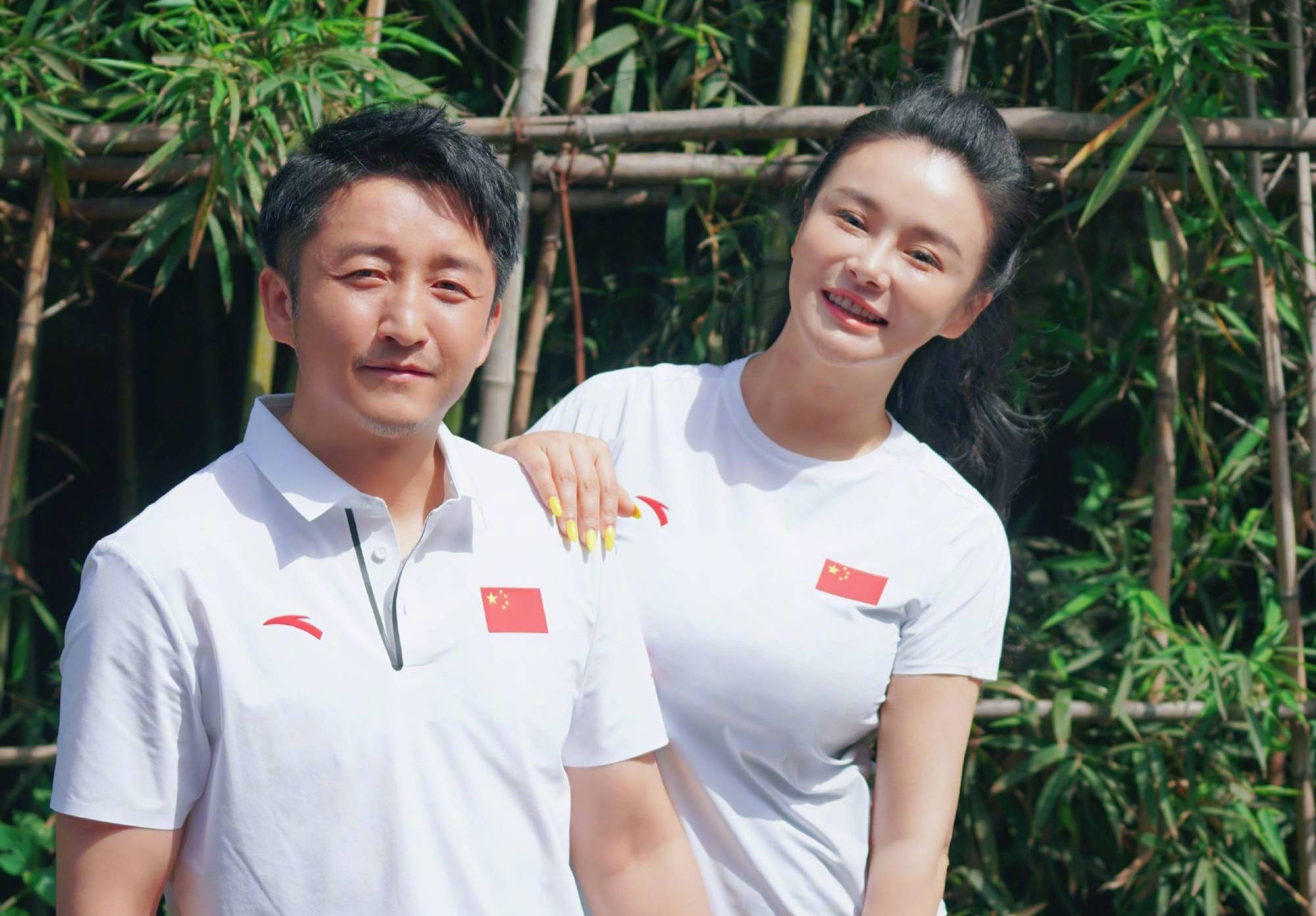 邹市明晒一家四口幸福合影 大儿子轩轩进入马球队