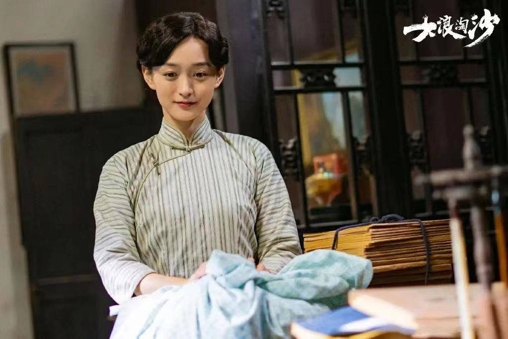身材|何泓姗气质真好，穿旗袍美的动人一点不像34岁，不愧是“小周迅”