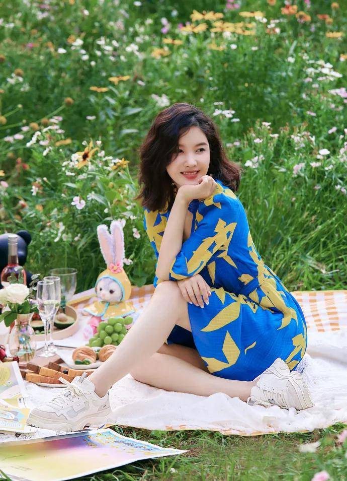 杨子姗百变美图性感妩媚!雪肤玉貌细腰长腿太撩人_美女