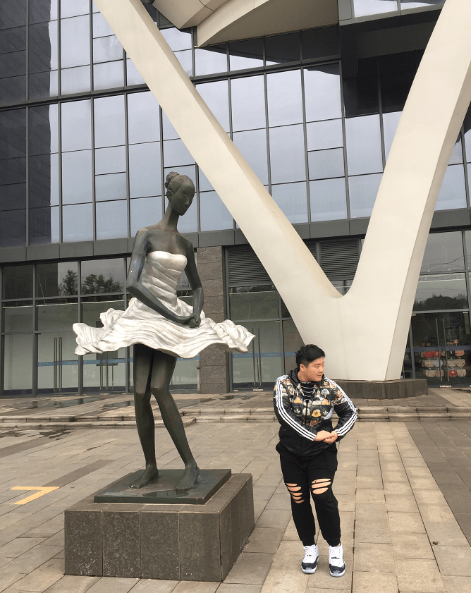 身材|89年的巩立姣私下活泼得像孩子，穿搭花哨不减分，身材胖也有魅力