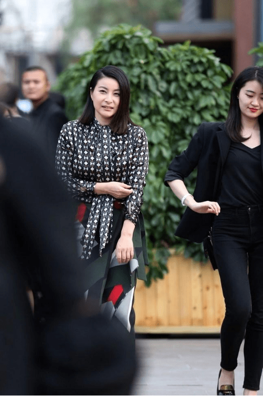 职场|郭晶晶仍然有一颗童心，比心与俩奥运冠军合影，画面真挺治愈的