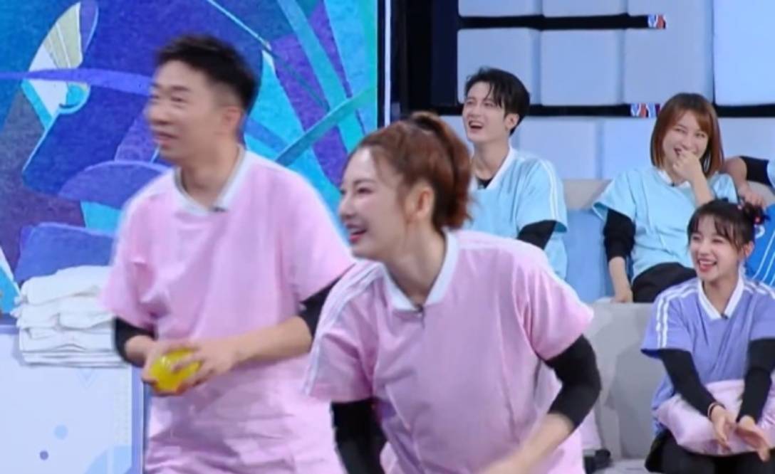 招过|丁程鑫被张雨绮用水球砸到，遇水脱妆被抓拍，男爱豆真颜值藏不住