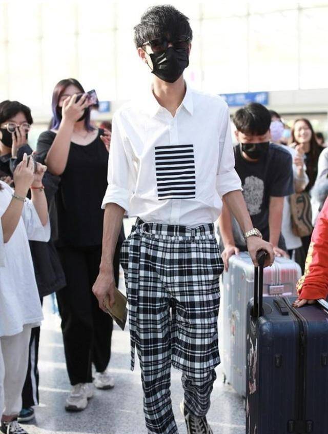 身材|秦霄贤衣品不错,白衬衫配格子裤休闲时尚,就是身材太瘦撑不起来