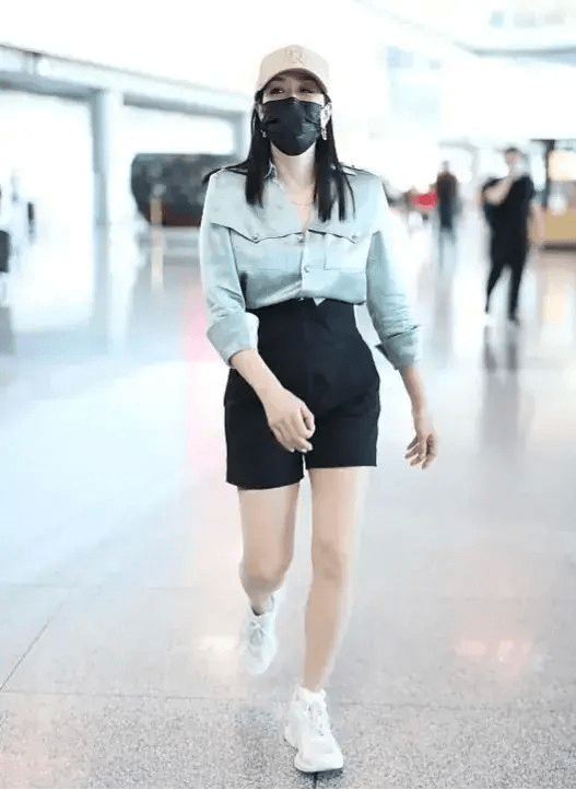 黑色|钟丽缇也太会穿了，真丝衬衫搭配黑色高腰裤，减龄又显腿长