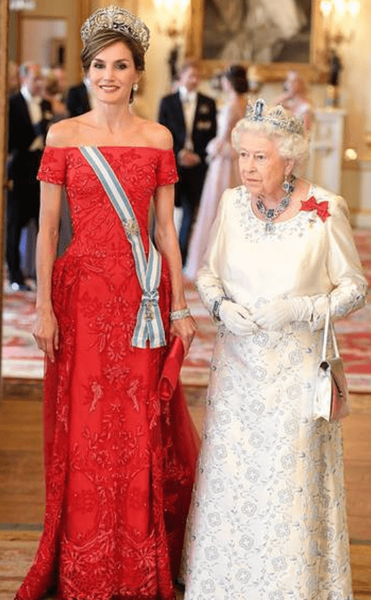 设计|西班牙王后穿挂脖波点连衣裙，微露香肩真惊艳好似梦露，迷倒国王