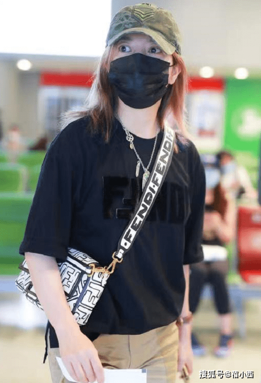 黑色|赵薇的机场私服穿搭真洋气,穿黑T恤配斜挎包,状态让同龄人羡慕