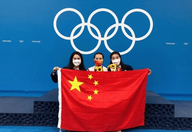 郭晶晶|郭晶晶竟变小迷妹！与双金得主合影却美成主角，留齐肩短发嫩成学生