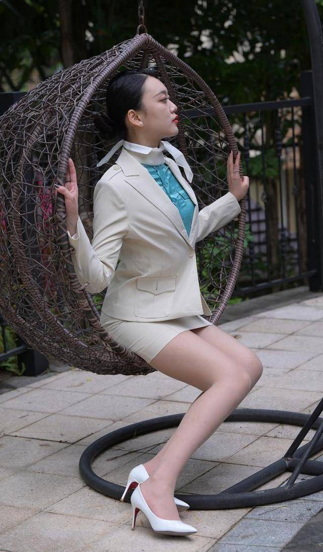 形象|这位时尚女孩穿着破裤子，有点叛逆