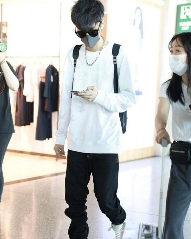 身材|秦霄贤衣品不错,白衬衫配格子裤休闲时尚,就是身材太瘦撑不起来